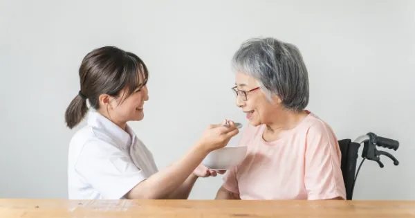 介護職員なのに病院で働けるの？施設勤務との違いや病院の種類を解説