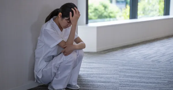 仕事に行くのがつらい……看護師もう限界です