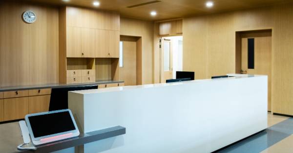 クリニックの電話対応、もう限界かも？夜間・休診日の問い合わせをチャットボットで「優しく」自動化する方法【医療機関向け】