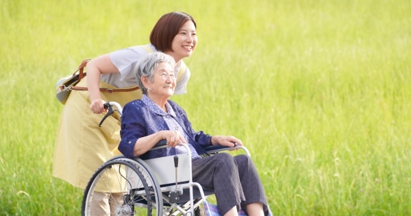 訪問看護の介護保険と医療保険の違いは？利用回数などもわかりやすく解説