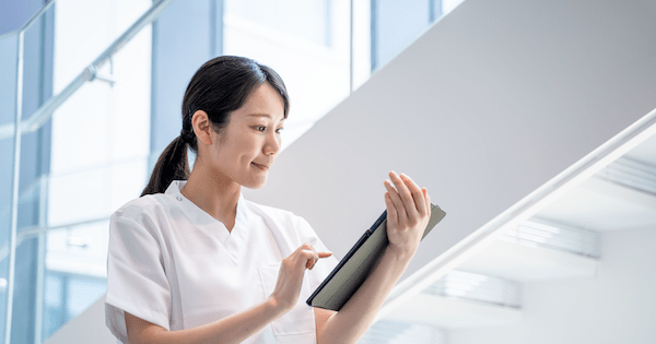 新人看護師の「電子カルテが怖い」をなくす。採用メッセージと初日の実践ガイド【医療機関向け】